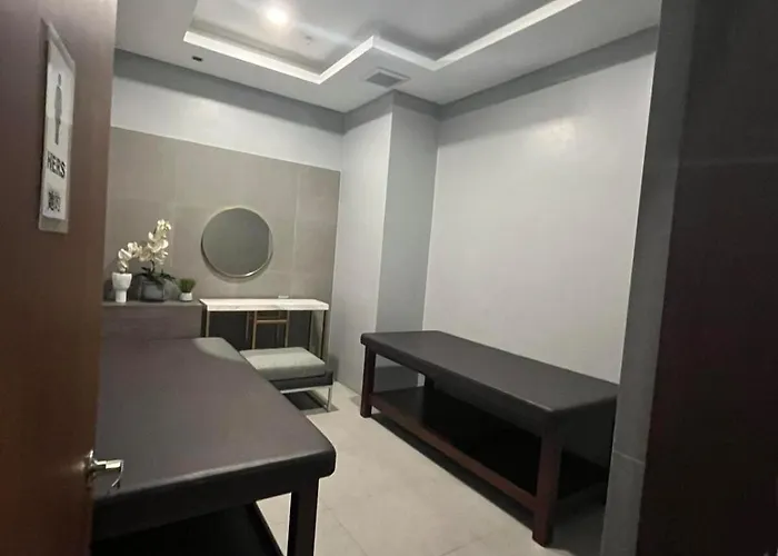 Bay Sunset In Pasay With Balcony,pool, Fast Wifi Near Naia Airport , Moa, Picc, Us Embassy *