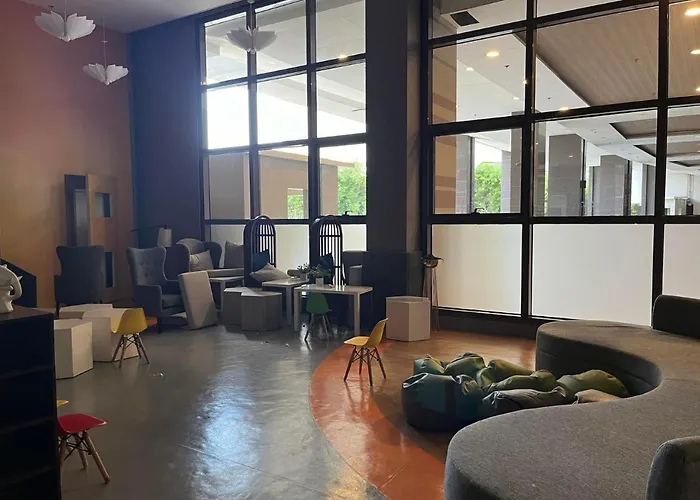 Apartment Bay Sunset In Pasay With Balcony,pool, Fast Wifi Near Naia Airport , Moa, Picc, Us Embassy