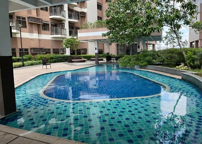 Bay Sunset In Pasay With Balcony,pool, Fast Wifi Near Naia Airport , Moa, Picc, Us Embassy Apartment